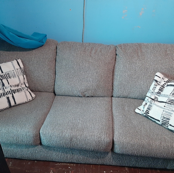 Gray couch - Picture 2 of 2